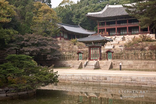 Juhamnu (the two-story building in the background) was formerly used to house Korea's royal archive and an academic research institute. The smaller building between Juhamnu and Buyongji Pond is Yeonghwadang, which was the site of civil and military examinations supervised by the king.