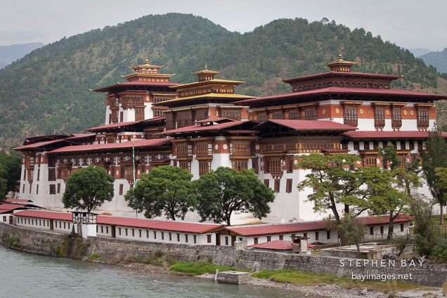Punakha Dzong beside the Mo Chhu river. Punakha, Bhutan.