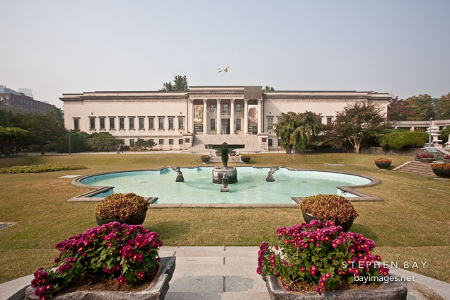 Seokjojeon was completed in 1909 on the grounds of Deoksu Palace and used by Emperor Gojong to receive visiting foreign dignitaries. The building now houses the National Museum of Art.
