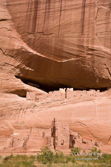 White House Ruin has an upper structure built into an alcove and a lower structure on the canyon floor. Canyon de Chelly NM, Arizona.