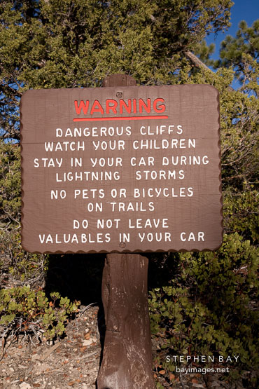 Warning Sign: dangerous cliffs. Bryce Canyon NP, Utah.