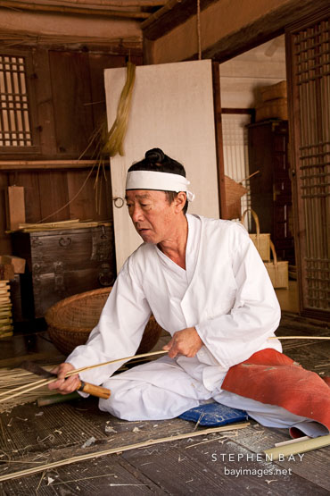 This artisan is demonstrating chaesang, which entails weaving long bamboo strips together to make products such as baskets and boxes.