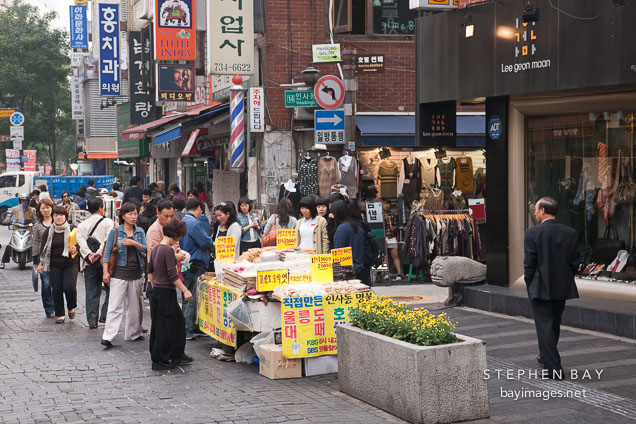 Vendors sell their wares. Insadong, Seoul.