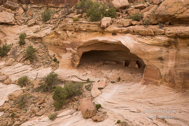 Yucca Cave Ruin, an ancient cliff dwelling. Canyon de Chelly NM, Arizona.