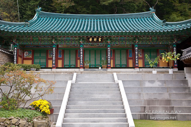 Donghaksa Temple is an institute for Buddhist nuns situated in the middle of beautiful Gyeryongsan National Park.