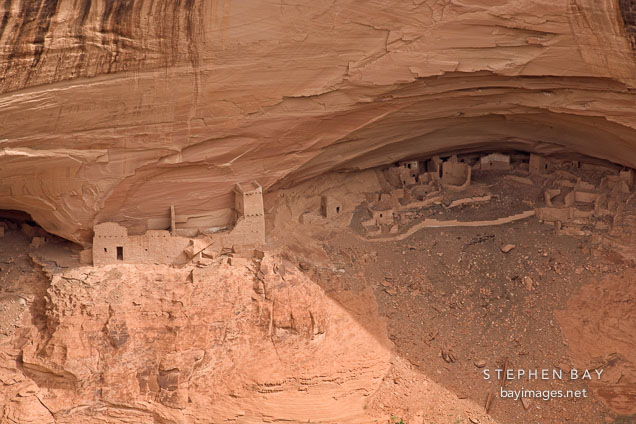 Mummy Cave Ruin takes its name from two mummified bodies found on the site. Canyon de Chelly NM, Arizona.