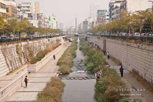The restoration of Cheonggye Stream in downtown Seoul has cooled the temperatures in the surrounding areas. It has also decreased the influx of automobiles and increased the use of public transportation.