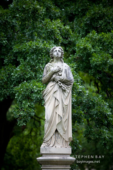 Statue of woman at Dallas Pioneer Park Cemetery.