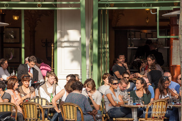 Crowded Paris cafe.