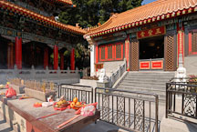 Offering table at the Wong Tai Sin Temple. Hong Kong, China. - Photo #15700