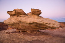 Balancing rock at Junction Overlook. Canyon de Chelly, Arizona. - Photo #18311