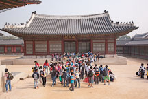 Group of school children at Gyeongbokgung Palace. Seoul, South Korea. - Photo #21011
