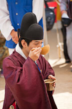 Groom drinking wine from a gourd at a traditional Korean wedding ceremony. - Photo #20516