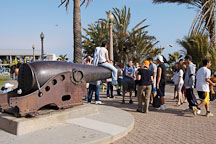 Visitors waiting near a Cannon. Palisades Park, Santa Monica, California, USA. - Photo #7017