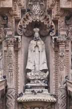 Statue on the front facade of the Church of San Francisco. Lima centro, Peru. - Photo #8819
