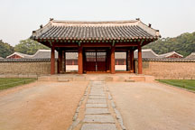 A gate leading to Yeongnyeongjeon at Changgyeong Palace in Seoul, South Korea. - Photo #21302
