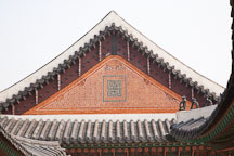 Gyeongbok Palace displays many examples of intricate Korean brick and tile work, such as seen on this palace building. - Photo #21002