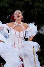 Lady in white dress. Carnaval's grand parade, San Francisco, California, USA. - Photo #6202