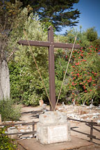 Cross in memory of christian indians and spaniards. Carmel Mission, California. - Photo #26822