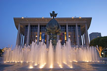 Music Center fountain and Peace on Earth sculpture by Jacques Lipchitz. Los Angeles, California, USA. - Photo #4524