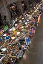 There are more than 700 stalls selling a huge variety of live and fresh seafood at the Noryangjin Fish Market in Seoul. - Photo #21203