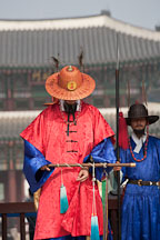 Guard at Geunjeongmun gate at Gyeongbokgung Palace. Seoul, South Korea. - Photo #20930
