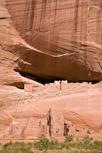 White House Ruin has an upper structure built into an alcove and a lower structure on the canyon floor. Canyon de Chelly NM, Arizona. - Photo #18237