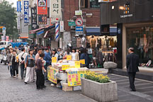 Vendors sell their wares. Insadong, Seoul. - Photo #21104