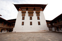 Central tower and first courtyard of the Punakha Dzong. - Photo #23440