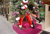 Mischief under the Christmas tree. Lan Kwai Fong. Hong Kong - Photo #15043