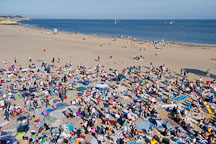 Crowd on Santa Cruz beach. Santa Cruz, California, USA. - Photo #7746