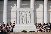 Crowd of visitors at the Tomb of the Unknowns, Arlington National Cemetery. Arlington, Virginia, USA. - Photo #11149