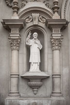 Statue on the front of Iglesia Medalla Milagrosa church. Miraflores, Lima, Peru. - Photo #8705