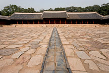 A courtyard path leads to Yeongnyeongjeon. Changgyeonggung Palace, Seoul, South Korea. - Photo #21305