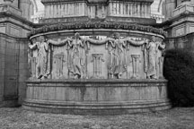 Sculpture of garland ladies at the Palace of Fine Arts. San Francisco, California, USA. - Photo #3452