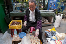 Man selling chestnuts near Dongdaemun market. Seoul, South Korea. - Photo #21352