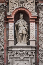 Statue on the front of the Iglesia de la Merced. Lima centro, Peru. - Photo #8853