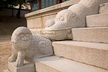 Animal figures adorn the stairs at Jibokjae. - Photo #21059
