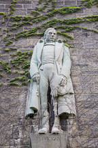 Sculpture of John Graves Simcoe on the Archives and Canadiana Building. Toronto, Canada. - Photo #19660