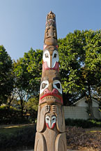Totem pole, a gift from Canada. Kowloon Park, Hong Kong, China. - Photo #14762