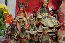 Statues. Man Mo Temple, Hong Kong, China - Photo #15167