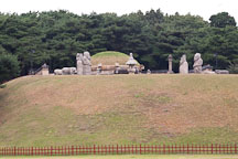 Seolleung is the site of King Seongjong's tomb in Seoul, South Korea. King Seongjong ruled from 1469 to 1494. He was the ninth king of the Joseon Dynasty. - Photo #21770