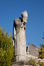 Statue of Saint Denis holding his head. Paris, France. - Photo #31875