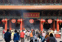 Ancestor veneration at the Wong Tai Sin Temple. Hong Kong, China. - Photo #15677