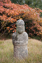 Traditional Korean gravesites generally have small stone statues to guard the burial mounds. - Photo #20878