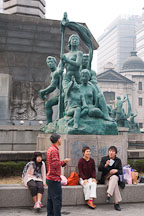 Shoppers take a break next the Bank of Korea fountain in central Seoul, South Korea. - Photo #21608