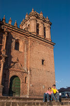 Couple sitting in front of the Cathedral. Cusco, Peru. - Photo #9282