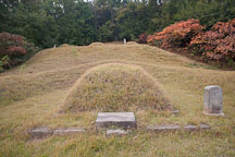 This burial mound is the gravesite for one of the ancestors of the Heunghae Bay clan of Korea. - Photo #20883