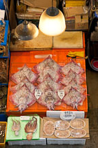 Fresh raw skate (hongeo) and octopus (muneo). Noryangjin Fish Market, Seoul. - Photo #21192