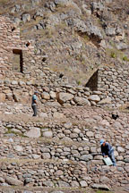 Restoring ruins at Patallaqta. Inca trail, Peru. - Photo #9698